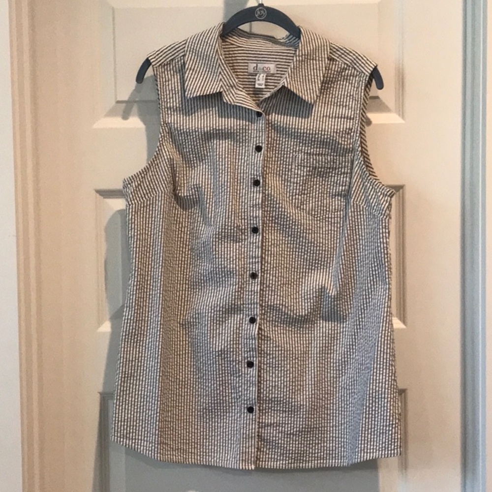 Sleeveless charcoal seersucker tunic by denim and Company, size M.